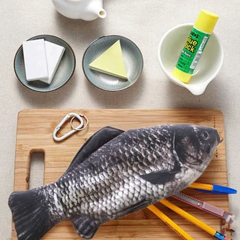 קרפיון עט תיק ארגונית דגים מציאותיים צורה בתיק קלמר עם רוכסן נרתיק איפור מצחיק תיק כלי כתיבה וציוד לבית הספר - התמונה 1  